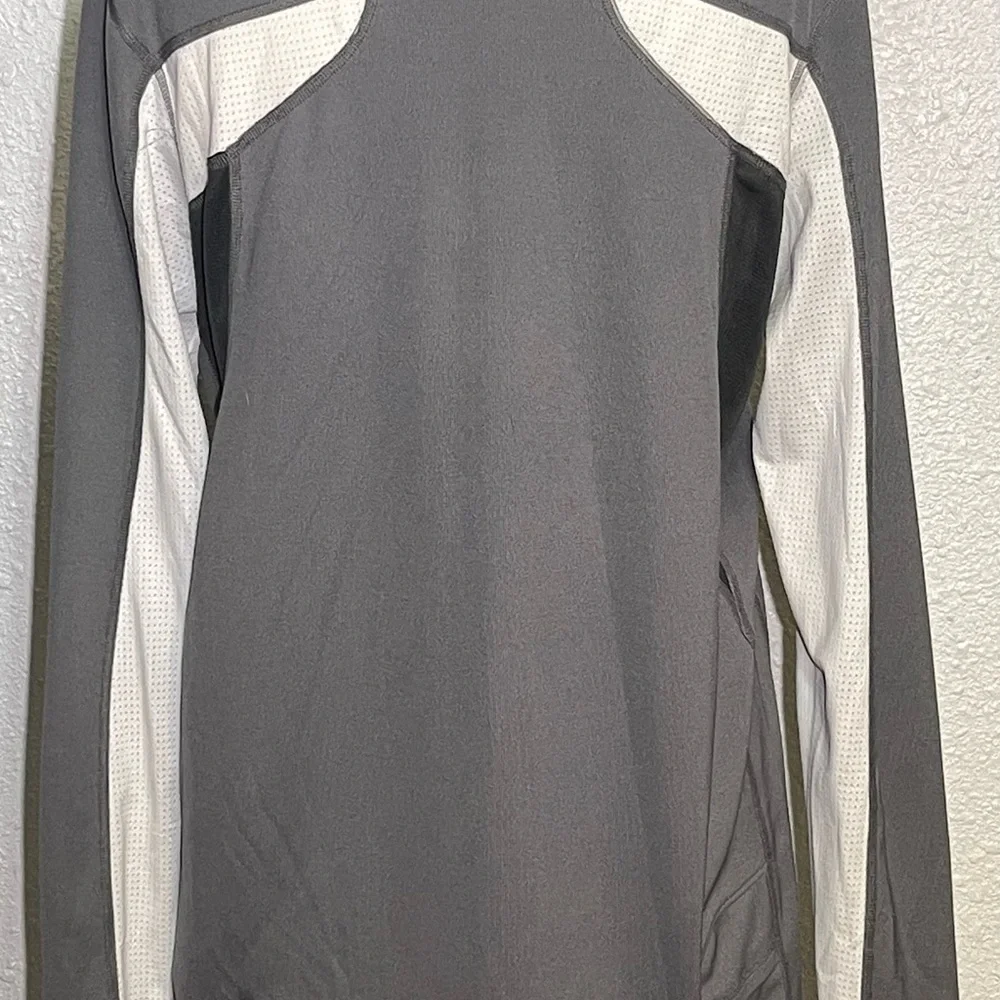 The North face men’s flight series Gray Long-Sleeve Athletic Top size large